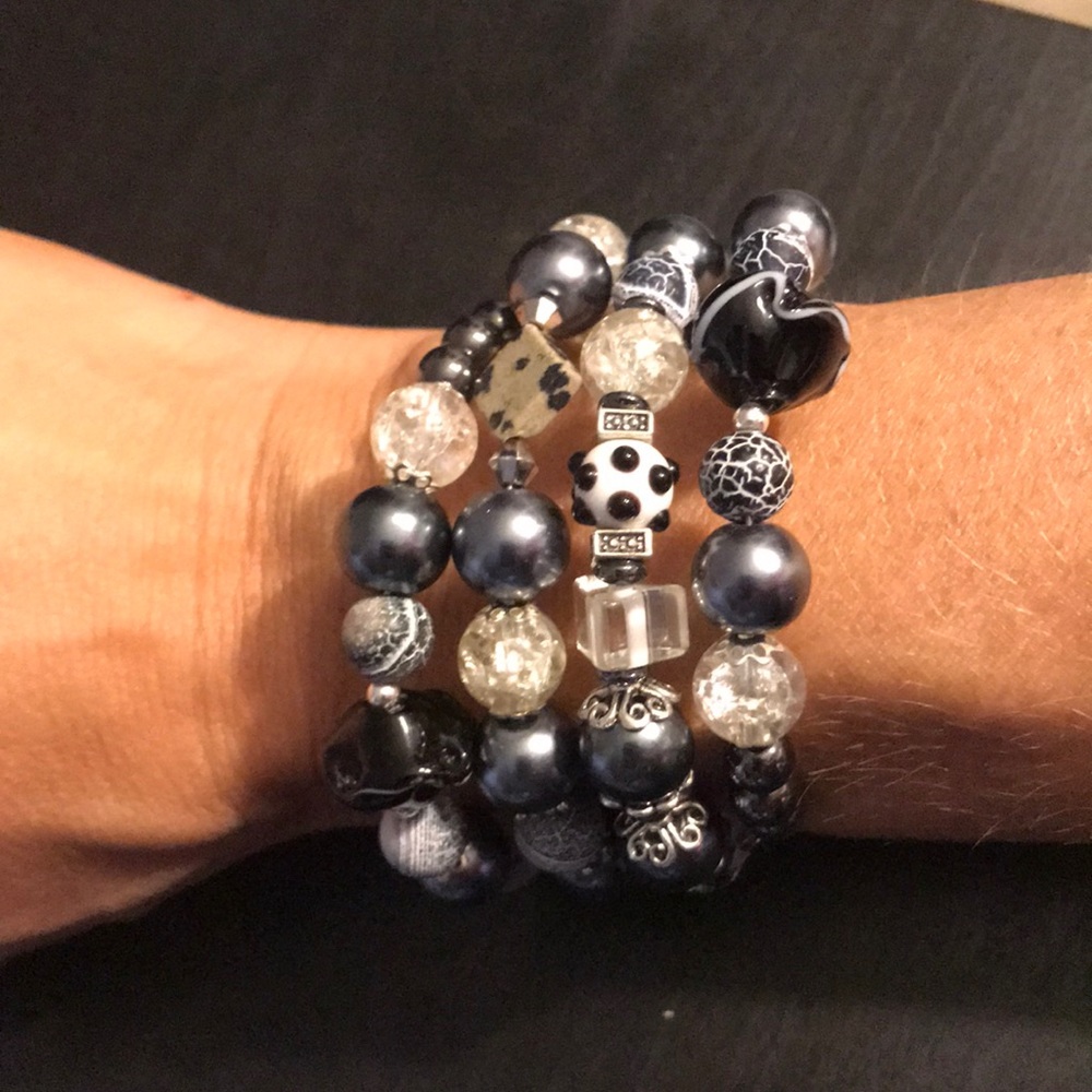 Hand crafted black & white memory wire bracelet - Picture 3 of 6